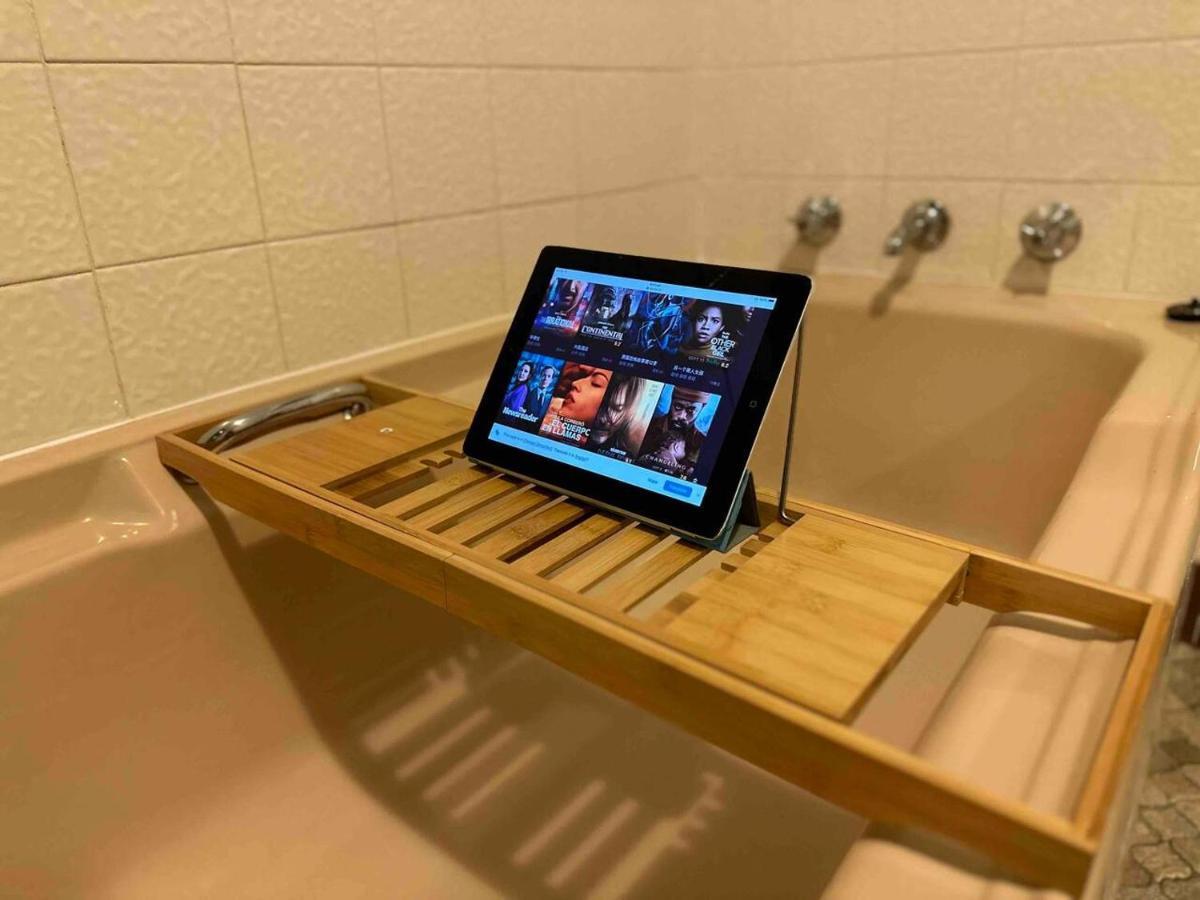Casa vacanze Heated Toilet Seat - Air Conditioning- Hot Tub - Dryer - Electrical Bbq Grill - Pool - Arcade Games At Golden Swan House *