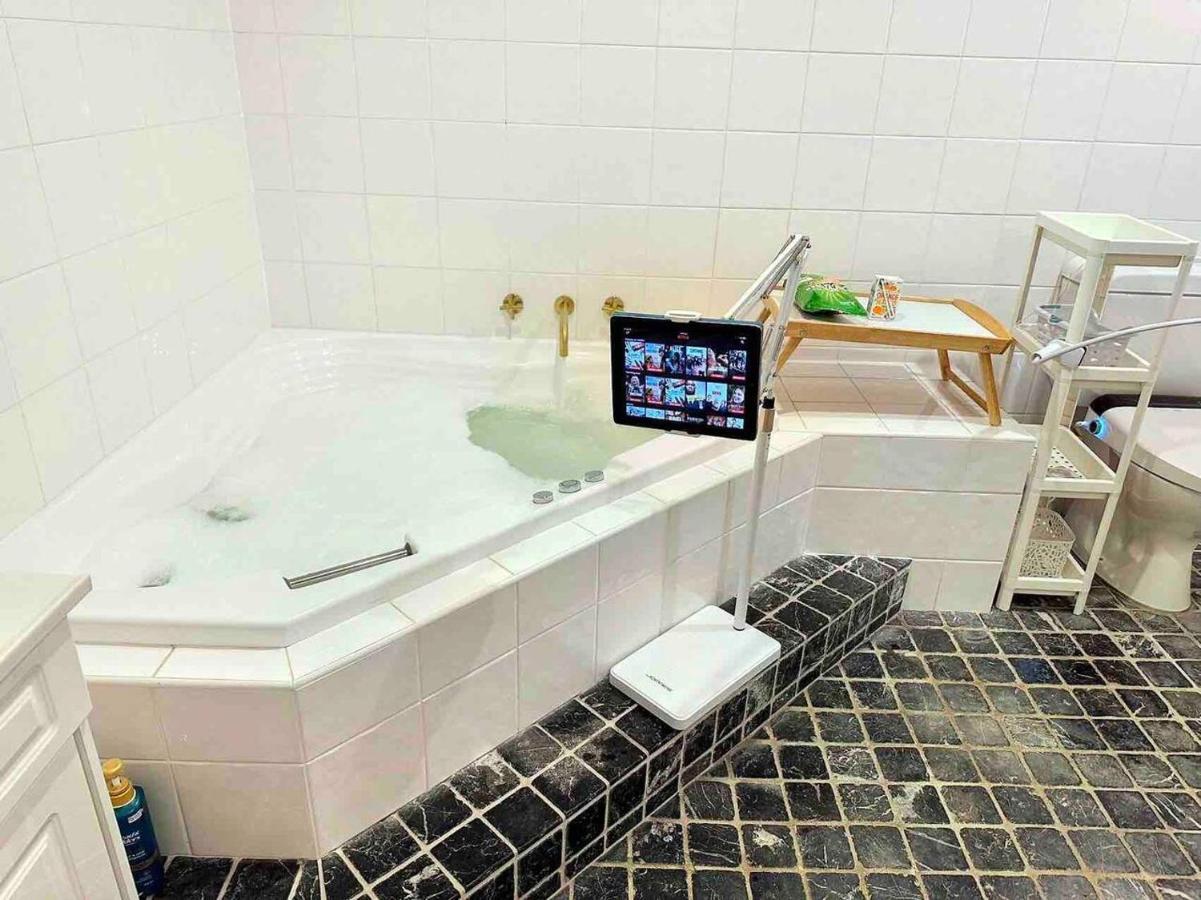 Casa vacanze Heated Toilet Seat - Air Conditioning- Hot Tub - Dryer - Electrical Bbq Grill - Pool - Arcade Games At Golden Swan House