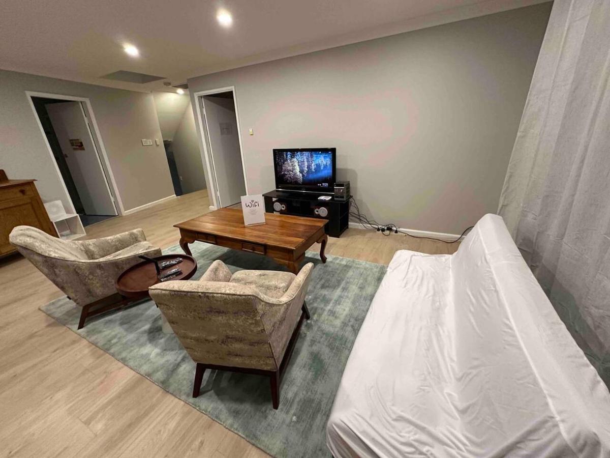 Heated Toilet Seat - Air Conditioning- Hot Tub - Dryer - Electrical Bbq Grill - Pool - Arcade Games At Golden Swan House Casa vacanze *