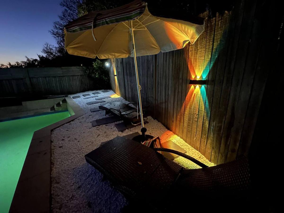 Casa vacanze Heated Toilet Seat - Air Conditioning- Hot Tub - Dryer - Electrical Bbq Grill - Pool - Arcade Games At Golden Swan House Sydney